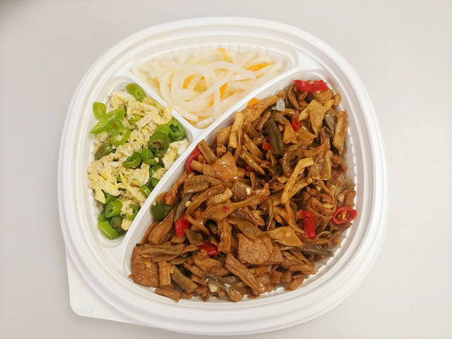  卜豆角炒肉盖浇饭 
